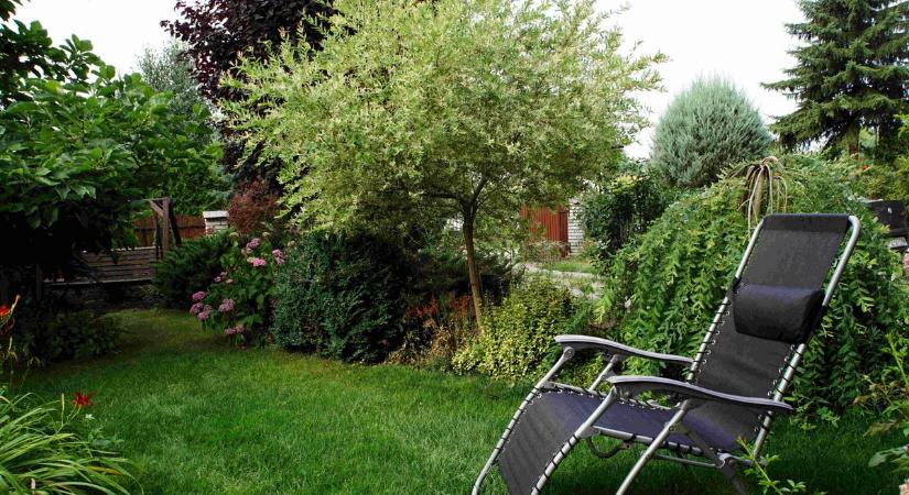 Relaxsarok a fák alatt: a legjobb nyugágyak és fotelek a kertbe