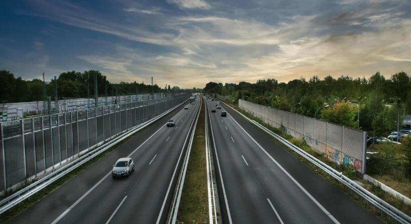 Több baleset egymás után: Az M1-es autópálya teljesen elesett