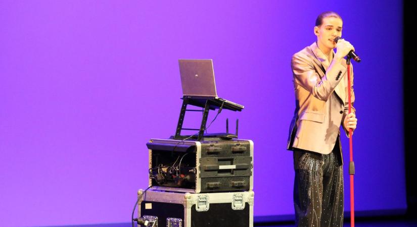 A Megasztár ifjú tehetsége is színpadra lépett a Városi Civil Kulturális Gálán – fotók, videó