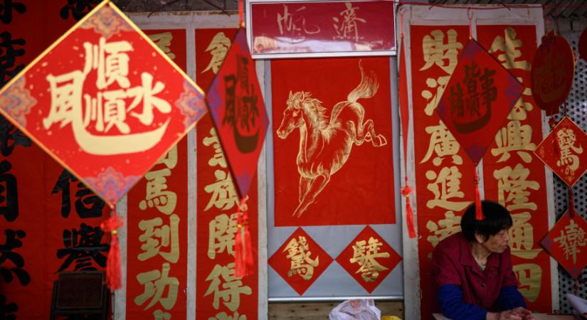 Sárkánytánc, piros borítékok és 10 fogásos lakoma – így köszöntik a kínaiak a Tűz Ló évét