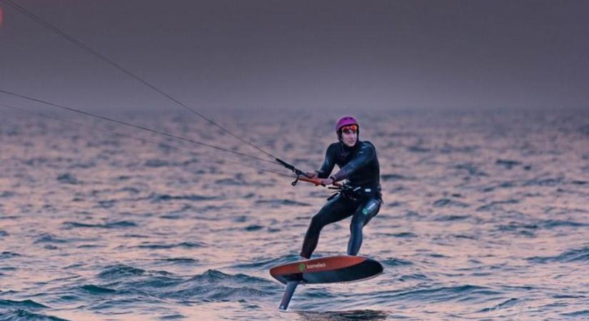 Óriási ugrás a Balaton felett: Deák Tamás a levegőben írt történelmet