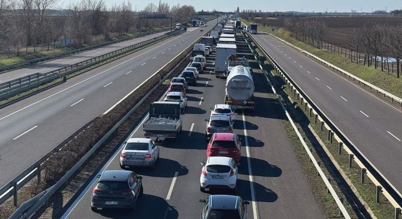 Háromkilométeres torlódásban araszolnak az autósok az M3-ason