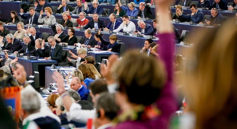 Az Európai Parlamentben letiltották a mesterséges intelligencia-funkciókat a szolgálati eszközökön