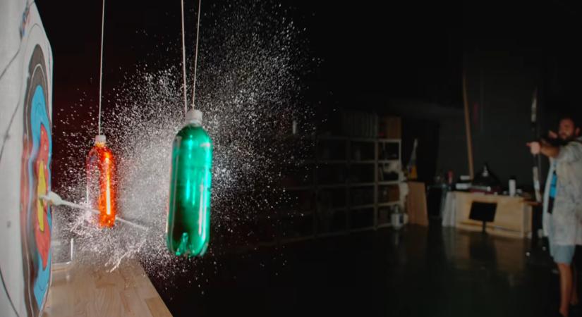 Jó móka számszeríjjal lövöldözni, főleg, ha az akció szuperlassításban visszanézhető