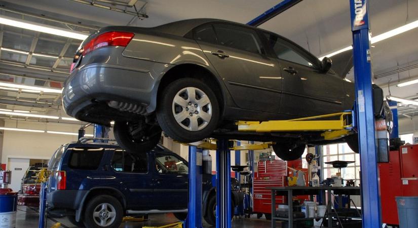 Drágul az autózás: emelkedik a gépjárműadó és a műszaki vizsga díja