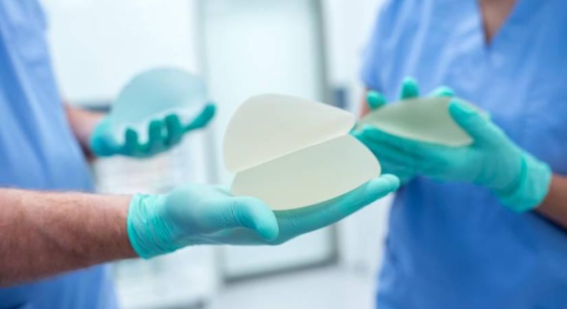 56 évesen megszabadult a mellimplantátumaitól: ezzel magyarázta