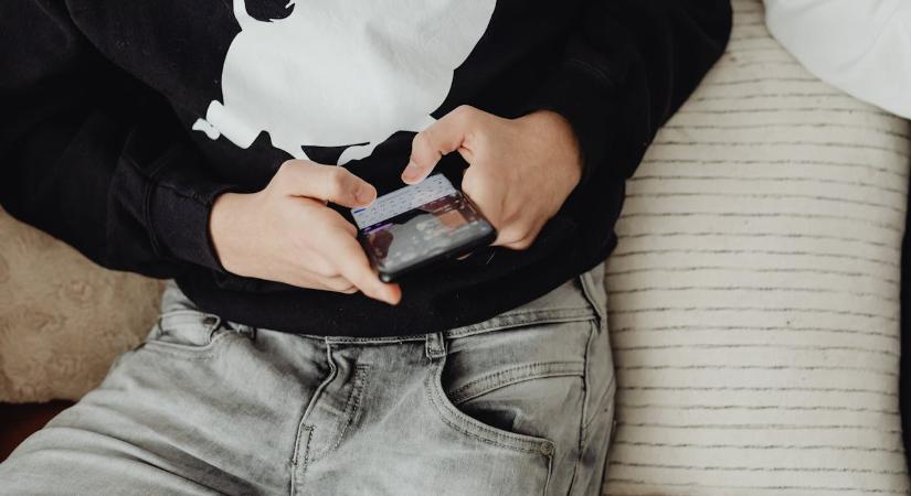 Magyar kutatás helyezte új megközelítésbe az okostelefon-függőség okait