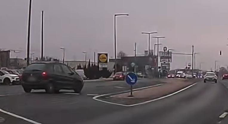Kamikaze autós Vecsésen, ámokfutó a leállósávban – videón a hajmeresztő autós manőverek