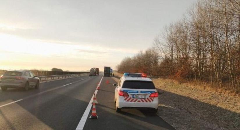 Majdnem tragédia az M6-oson – elszabadult egy kamion kereke, több jármű rohant bele