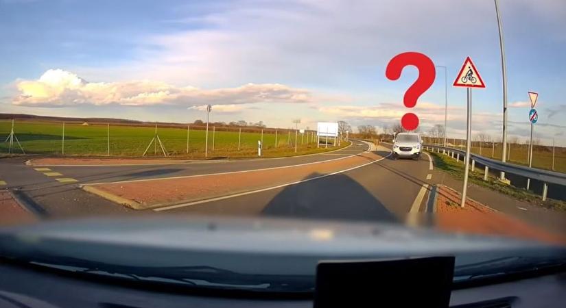 Kamikaze-manőver a 67-esen: Somogyaszalónál mentek el otthonról valakinek - videó