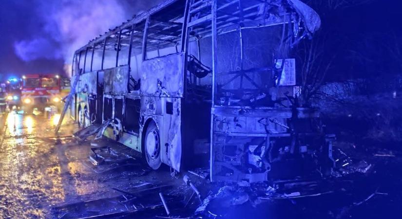 Halálos busz–kamion ütközés Liptóban: kigyulladt a jármű, a sofőr a helyszínen meghalt