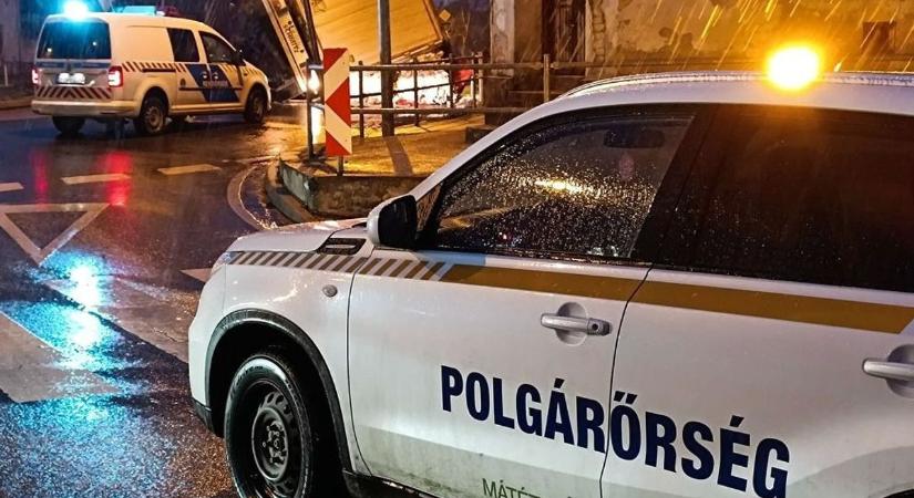 Négyes karambol a 44-es főúton, felborult kamion a tataházi körforgalomban – fotók