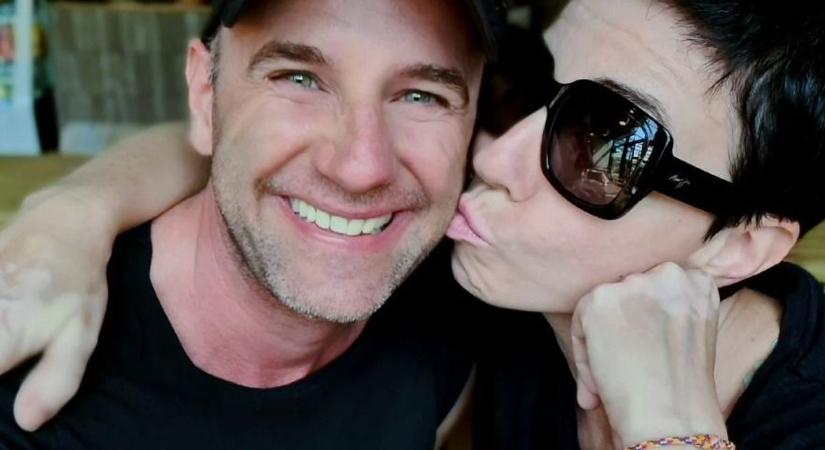 Járai Máté felesége megbarátkozott a bőrhibájával, köldökig dekoltált ruhában bizonyítja ezt