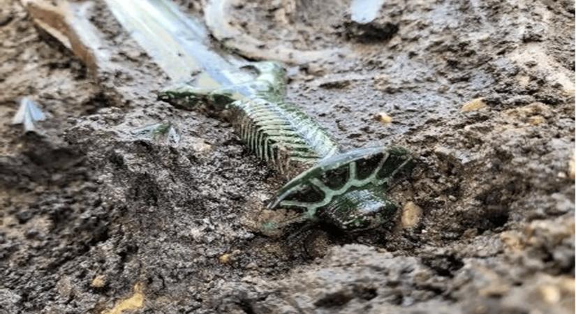 Megtalálták a 3 évezredes, legendás kardot hihetetlenül jó állapotban!