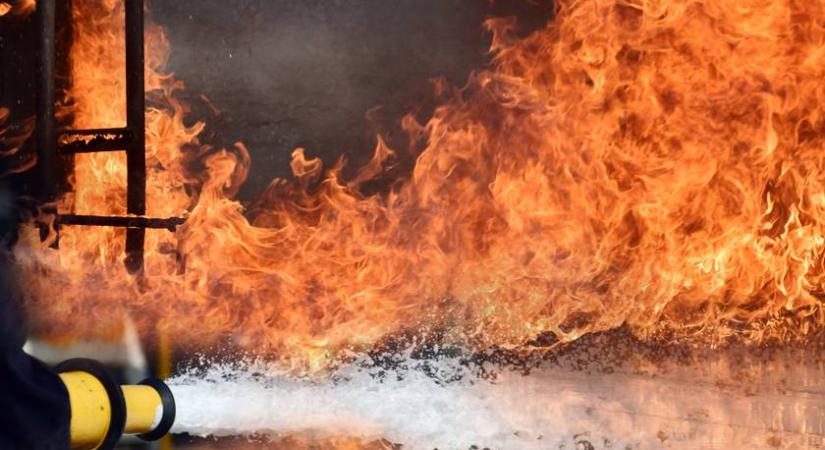 Vezetőfülkében rekedt és halálra égett a buszsofőr: a budapesti járat teherautóval ütközött