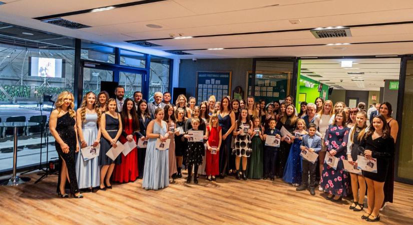 Vas Vármegyei Lovasbált rendeztek Szombathelyen - Díjesővel koronázták meg