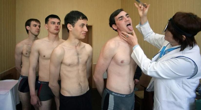 A kényszersorozás nem állhat meg, Zelenszkij kiadta, hogy fel kell tölteni a hadsereg sorait – videó