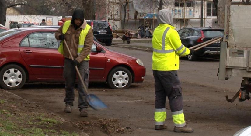 Takarítják a parkolókat és a szervizutakat Debrecenben, az autósokat arra kérik, hagyják szabadon a munkaterületet