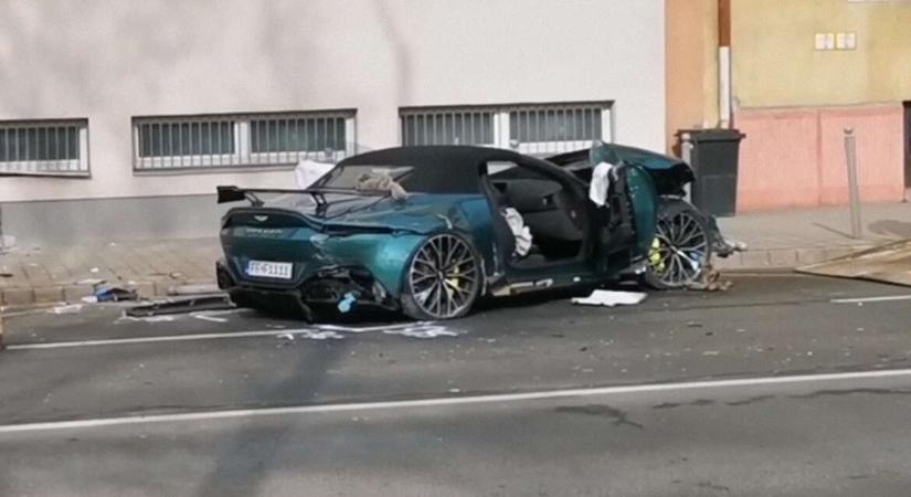 Halálos gázolás Győrben: Nem kerül letartóztatásba a buszmegállót letaroló Aston Martin sofőrje