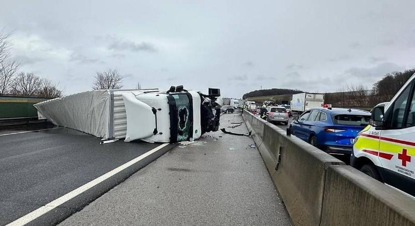 Kirepült a kamionból a sofőr az osztrák autópályán