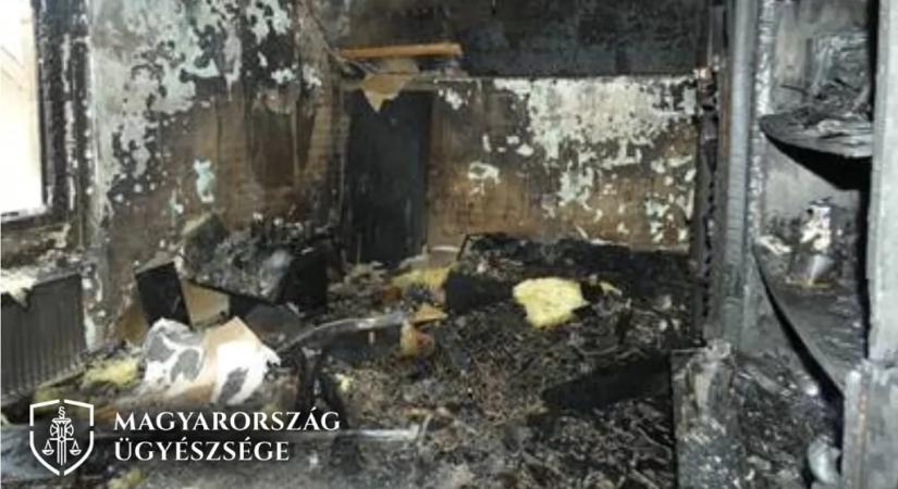 Gyógyszereket vett be, majd felgyújtotta a házat egy férfi