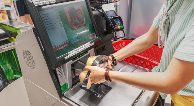 Rejtett veszély az önkiszolgáló kasszáknál: így húznak le észrevétlenül