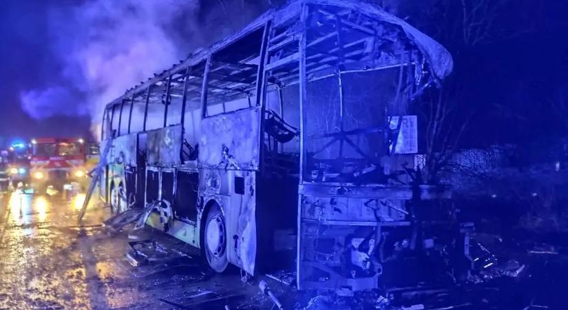Lángokba borult a Budapestre tartó busz – halálos baleset történt