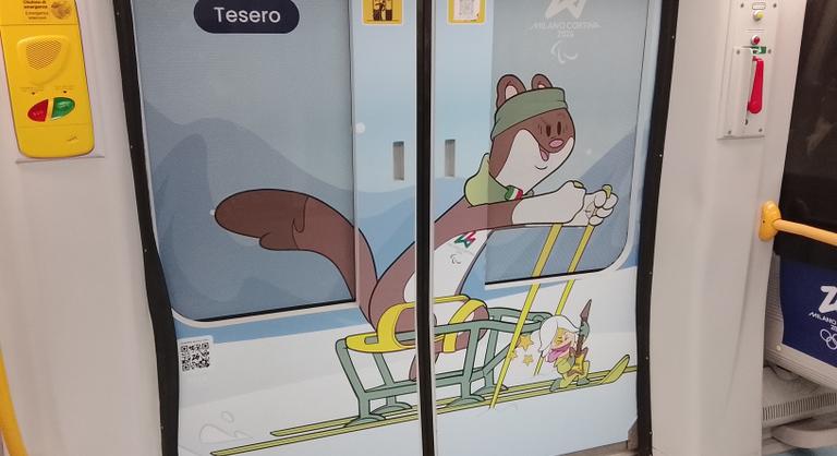 A milánói metróban két hermelin sportot űz a közlekedésből