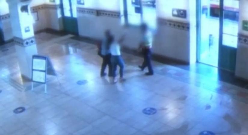 Beleharapott egy emberbe egy őrjöngő nő a miskolci pályaudvaron - videó