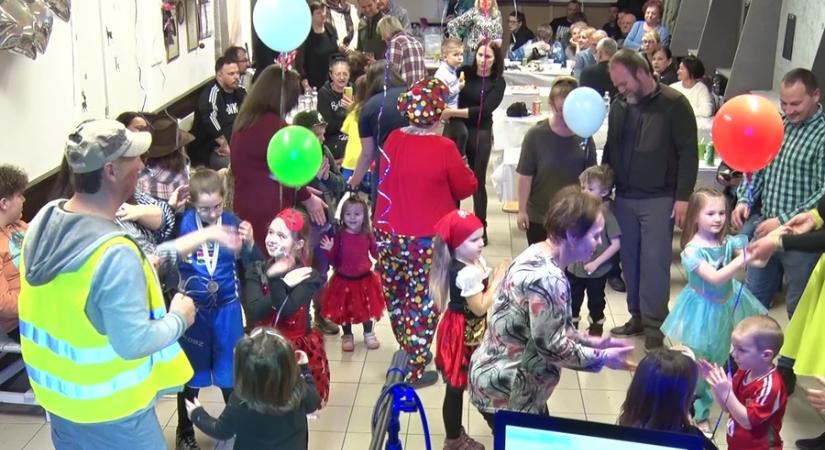 Fiatalok és idősebbek együtt búcsúztatták a telet Bajcsán