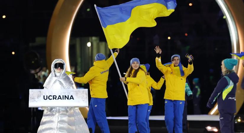 Az ukránok melletti kiállásként vitte egy Milánóban élő orosz nő az Ukrajna feliratot a téli olimpia nyitóünnepségén