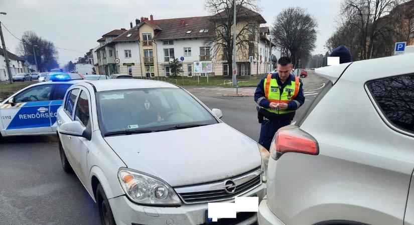 Baleset történt Nyíregyházán! Két autó ütközött (fotók)