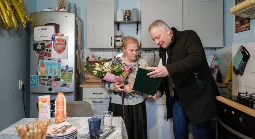 90 éves nénit köszöntöttek Hatvanban