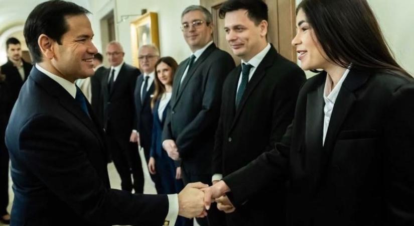 Gáspár Evelin kezet fogott Marco Rubióval