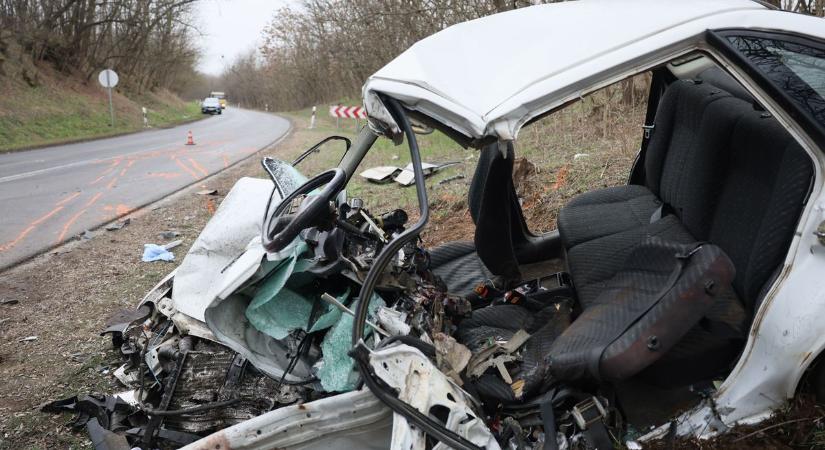 Esélyük sem volt! Azonnal szörnyethaltak az autóban - animáció mutatja a végzetes ütközést (fotókkal, videóval)