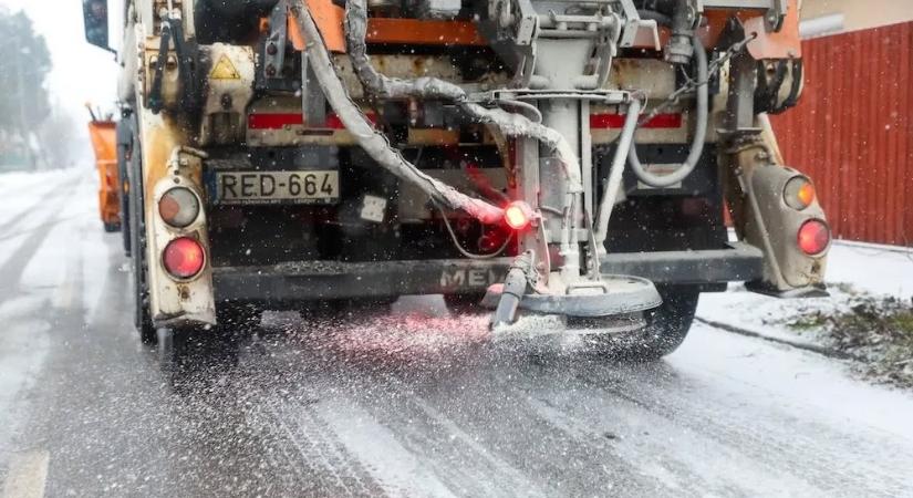 Éjszaka megkezdte a síkosságmentesítést a Győr-Szol Győrben