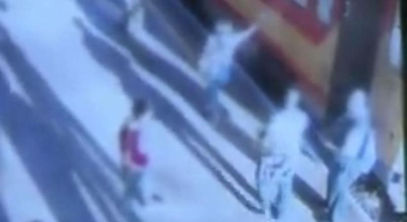 Két tökéletes KO a vasútőrtől a Tiszain! Liszteszsákként dőltek ki a támadók, videón a balhé