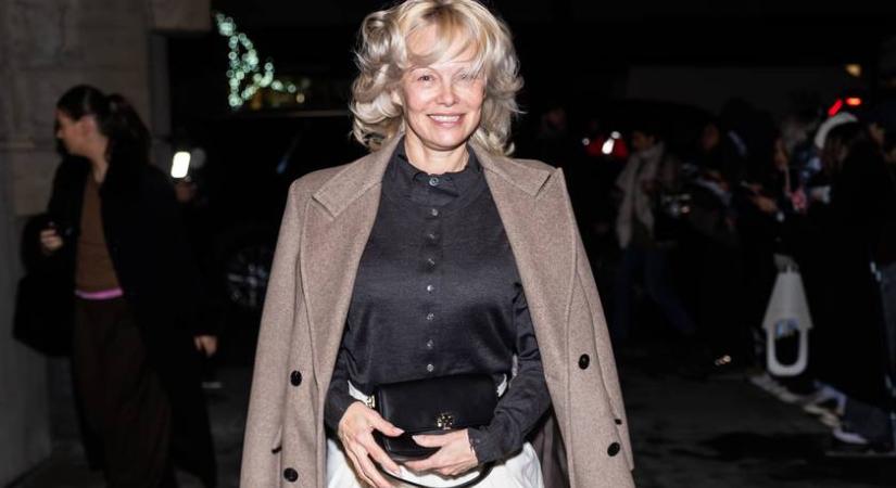 Pamela Anderson szettje most a sikk: ez a színpárosítás tarolt a New York-i divathéten