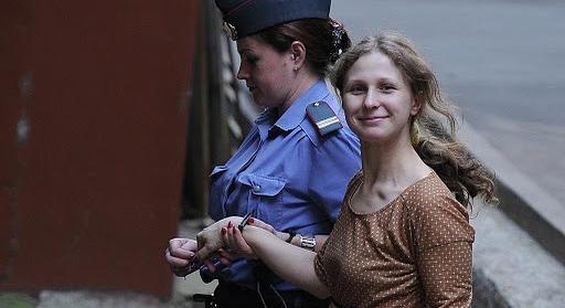 A Pussy Riot tagját, Marija Aljohinát is letartóztatták a Putyin-ellenes tüntetésen