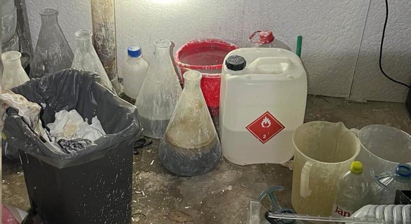 Vegyvédelmi ruhás rendőrök lepték el Budakeszit, pénzkötegek lapultak a mocskos droglaborban