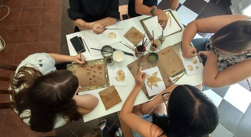 Esély és alkotás kéz a kézben: műhelyprogram indul fiataloknak Pécsen