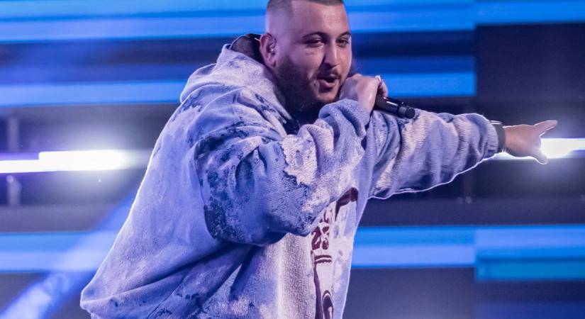 Ő a feltörekvő rapper, aki méretes aranylánccal a nyakában tűnt fel Orbán évértékelőjén