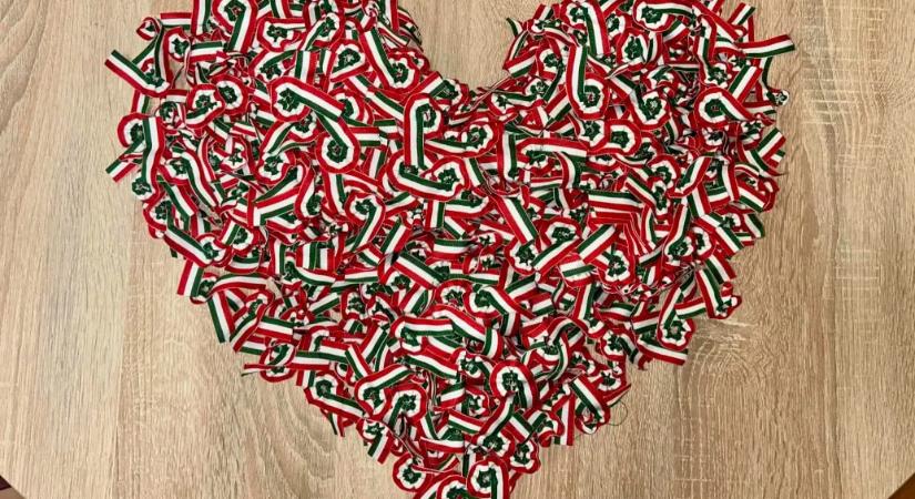 Ezerszámra varratják a kokárdákat iskolákkal és nyugdíjas közösségekkel, csak azt nem tudja senki, minek