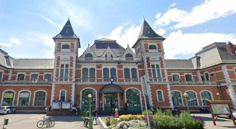 Egy nő megharapta, egy férfi kővel akarta megdobni a vasútőrt Miskolcon