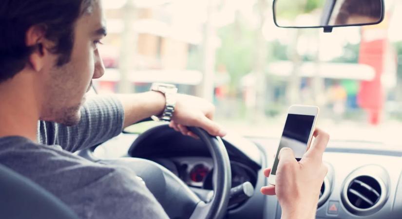 Új KRESZ készül – még szigorúbb szabályok a telefonhasználatra az autóban