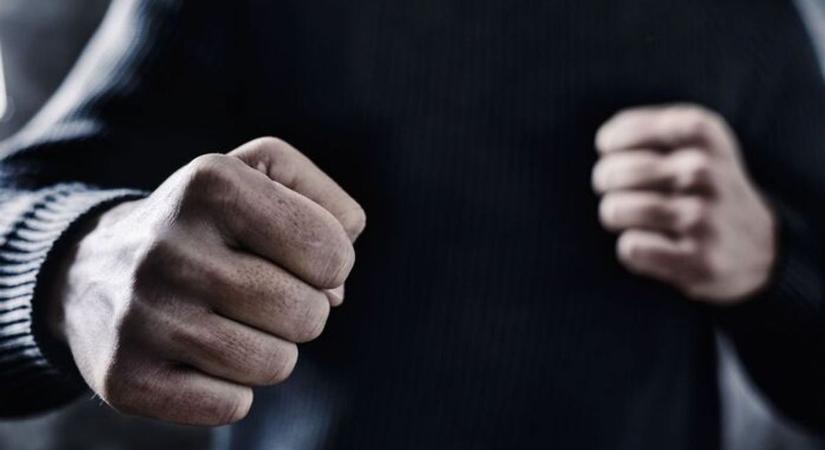 Brutális jelenet a zalai városban! A földön fekve is ütötte a férfi a nőt ötezer forintért