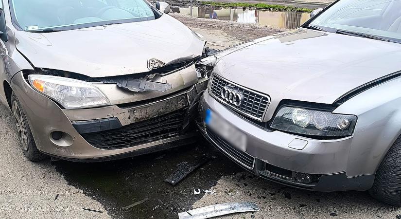 Kanyarodás közben csattantak a járművek Hódmezővásárhelyen – galériával