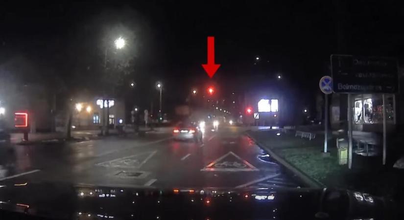 A rendőrautó előtt hajtott át a piroson egy sofőr Hajdúböszörményben – videóval