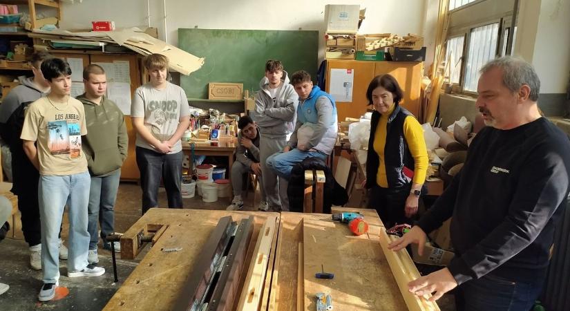Új trendek a faiparban – a technikum diákjai a legmodernebb eljárásokkal ismerkedtek