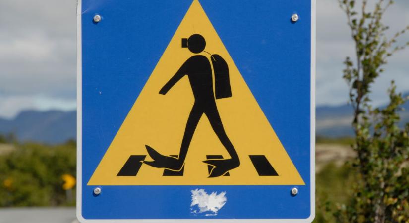 Búvárokra figyelmeztet az egyedi KRESZ-tábla